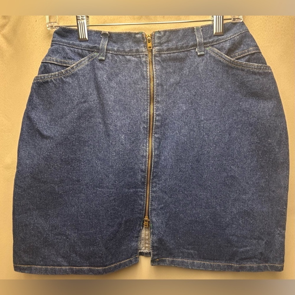 LEE JUNIOR’S VINTAGE DARK WASH DENIM SKIRT FRINT ZIPPER MADE IN USA
SIZE 13